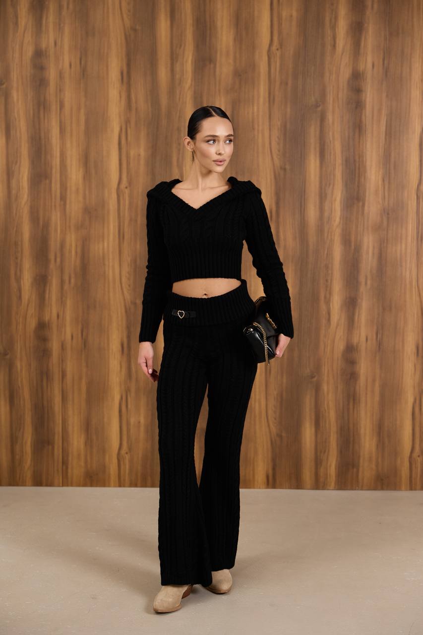 A knitted set with a waist-accentuating design