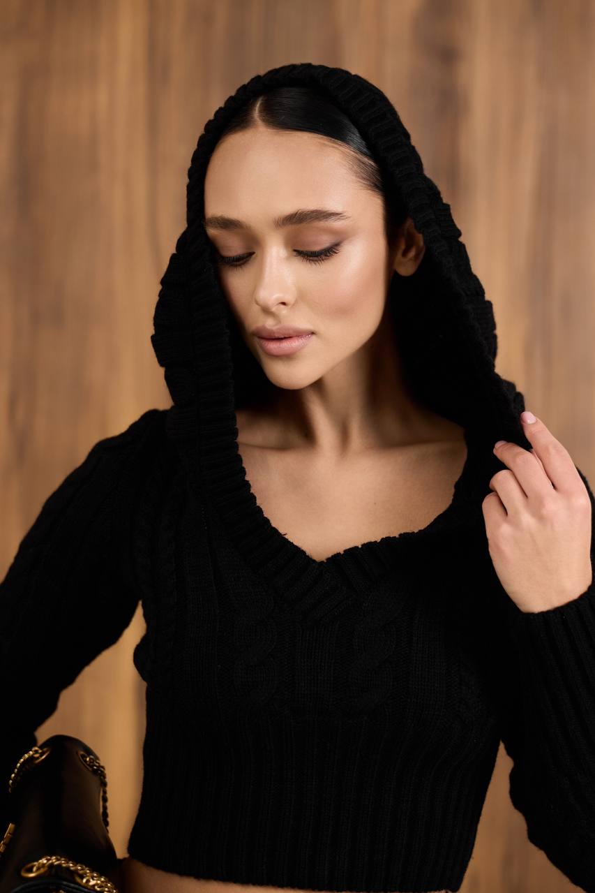 A knitted set with a waist-accentuating design