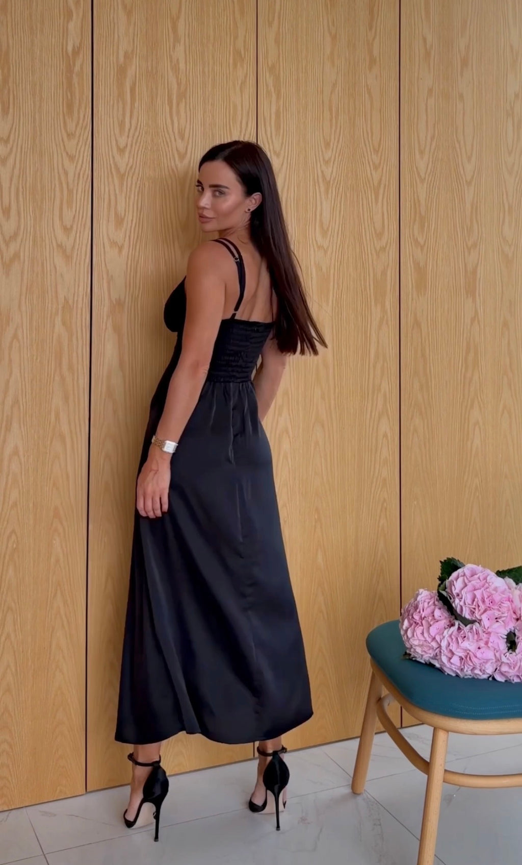 Maxi Dress with a Neckline Accent