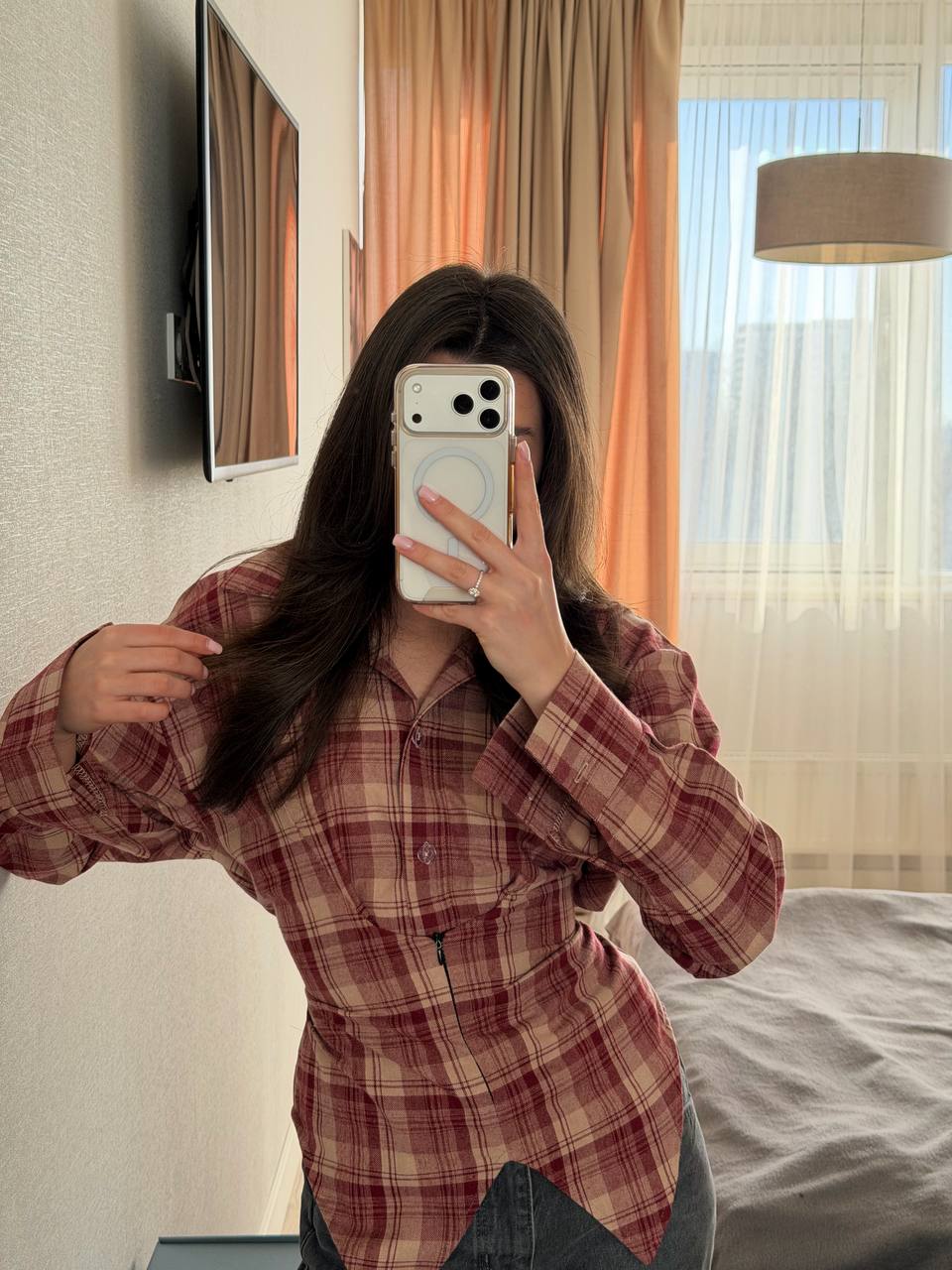 Asymmetrical shirt with a 
waist-accent detail