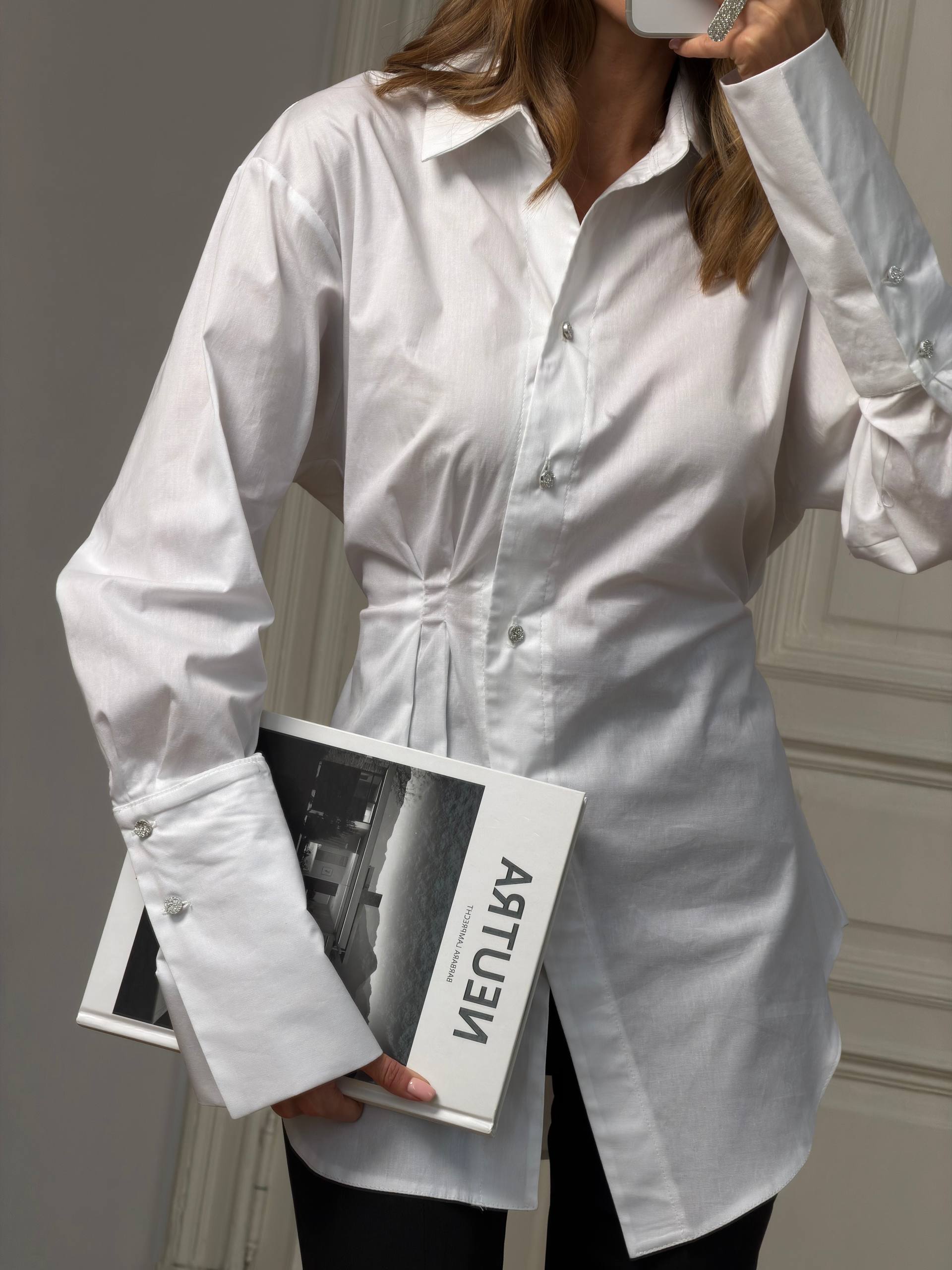 Shirt with a waist-defining accent