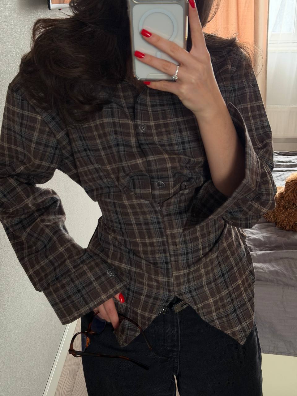 Asymmetrical shirt with a 
waist-accent detail