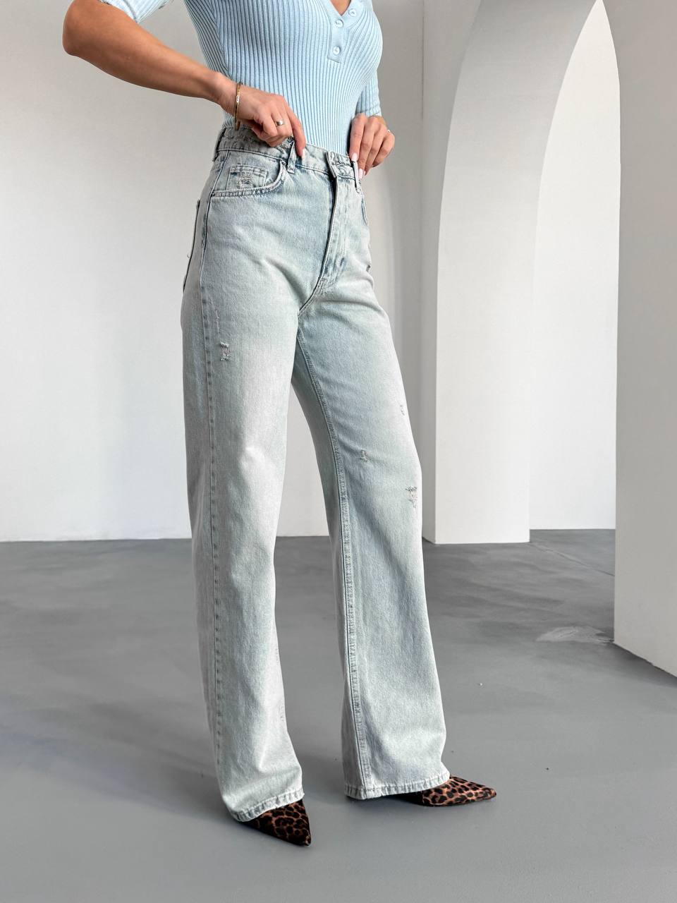 High-waist jeans with distressing