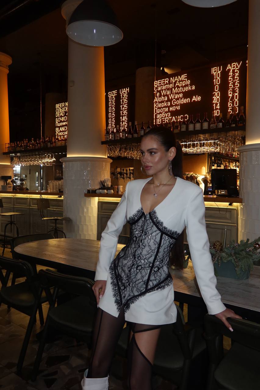 Dress with a corset silhouette and accent lace