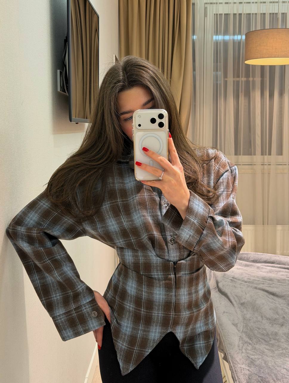 Asymmetrical shirt with a 
waist-accent detail