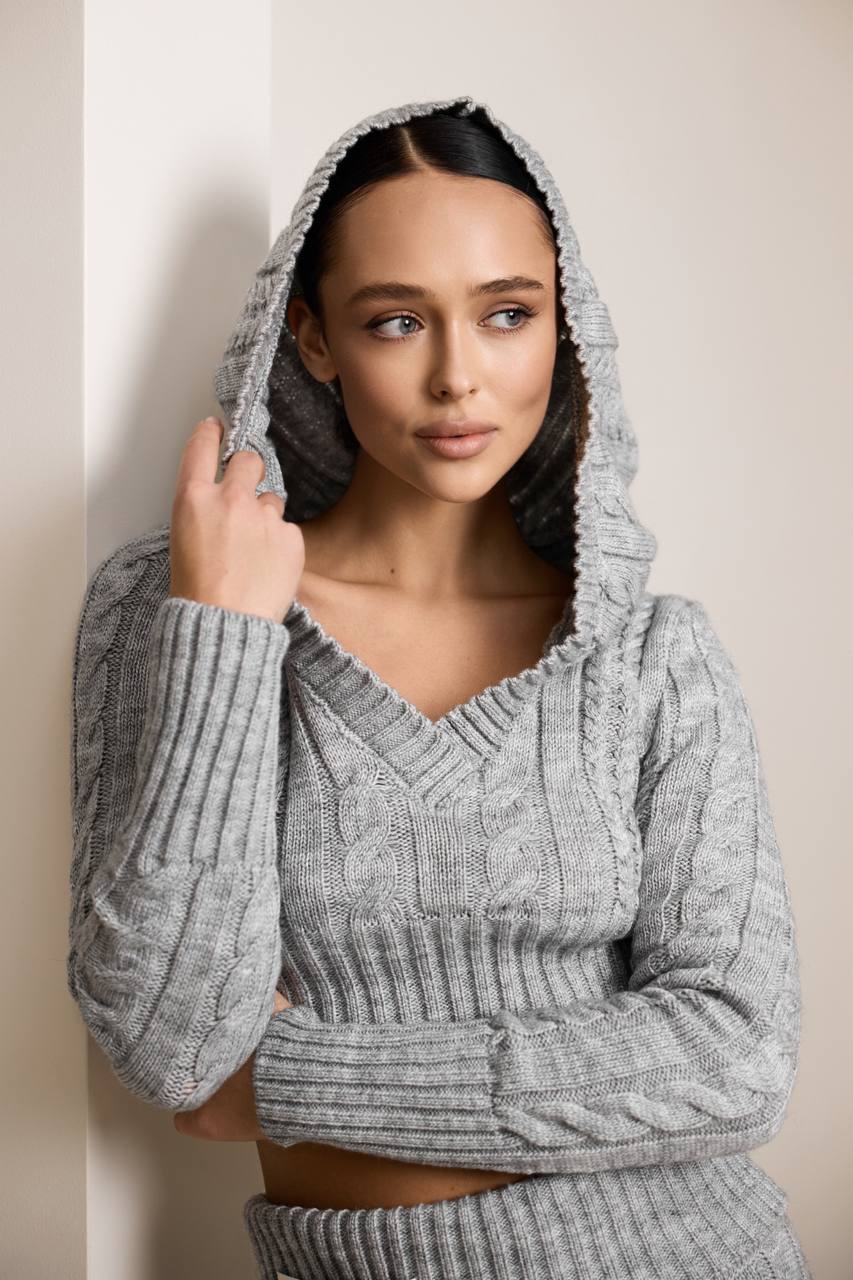 A knitted set with a waist-accentuating design