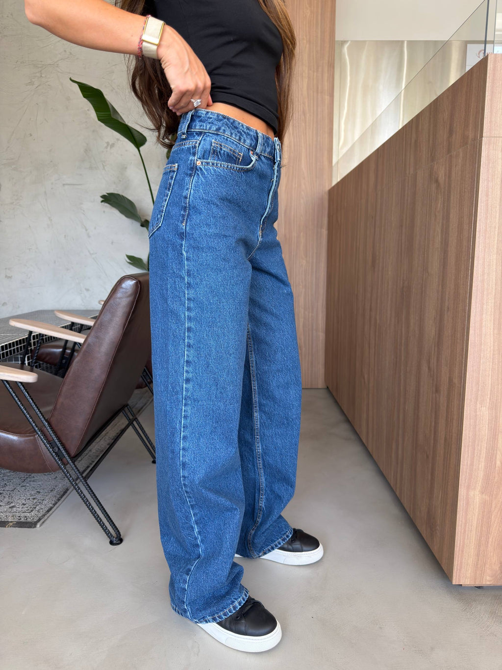 Stylish straight-leg jeans