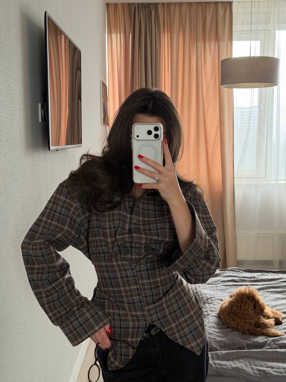 Asymmetrical shirt with a 
waist-accent detail