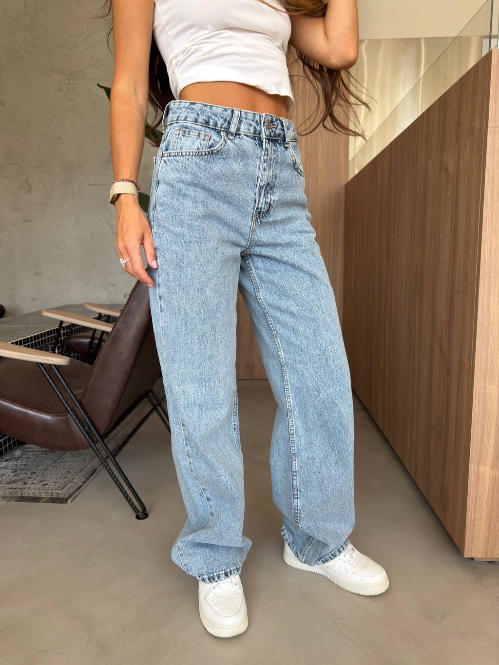 Stylish straight-leg jeans