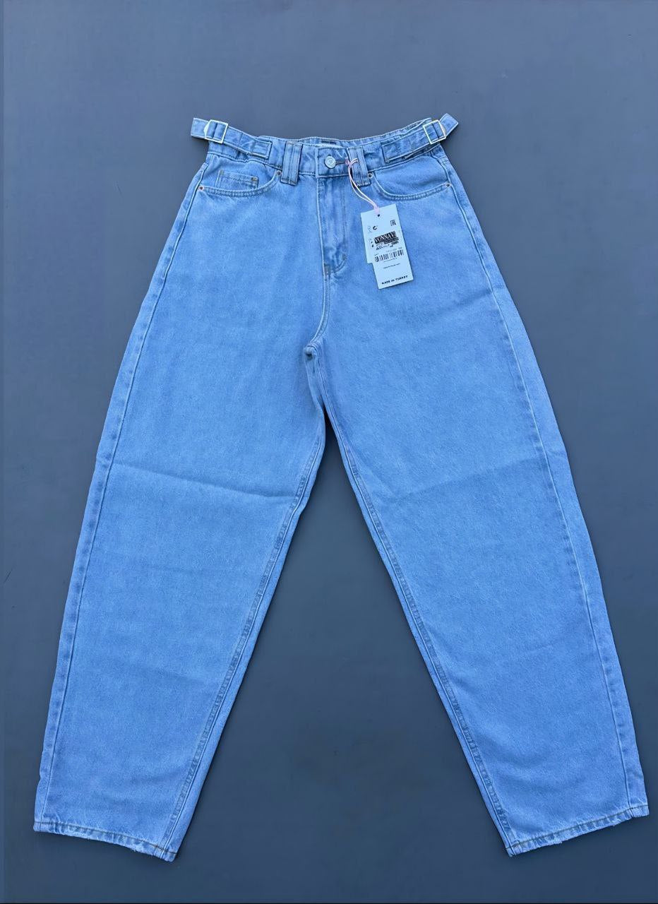 Jeans with adjustable waist