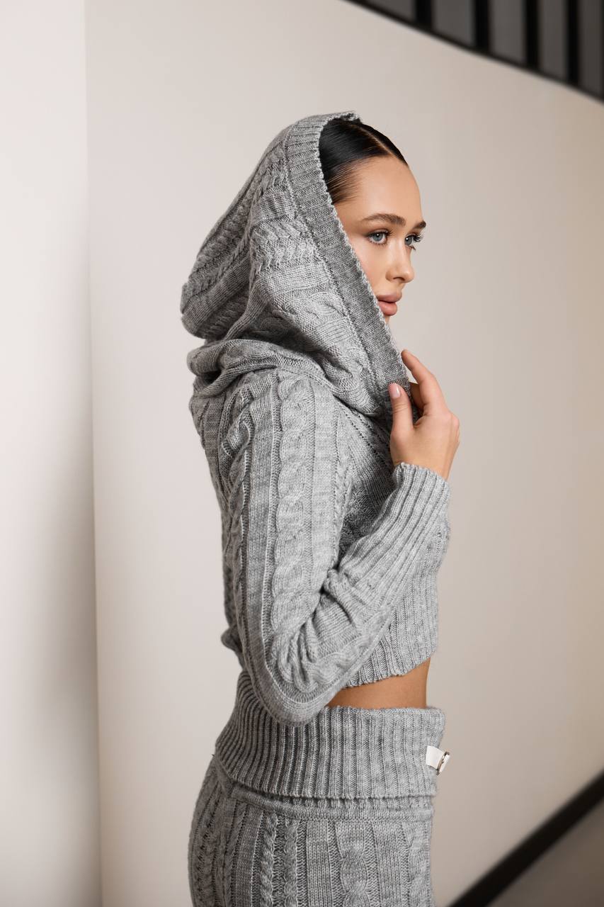 A knitted set with a waist-accentuating design