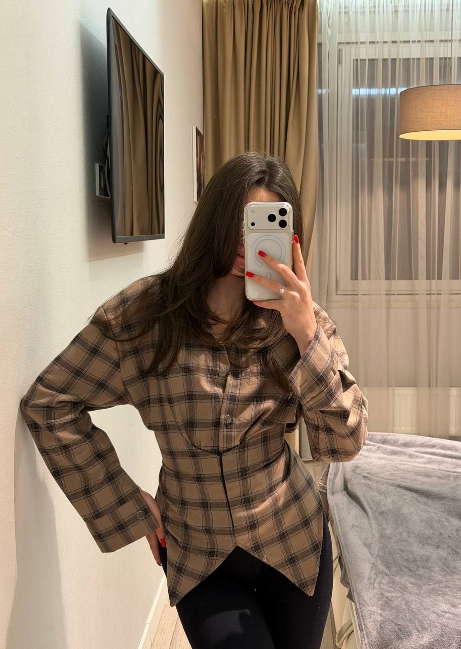 Asymmetrical shirt with a 
waist-accent detail