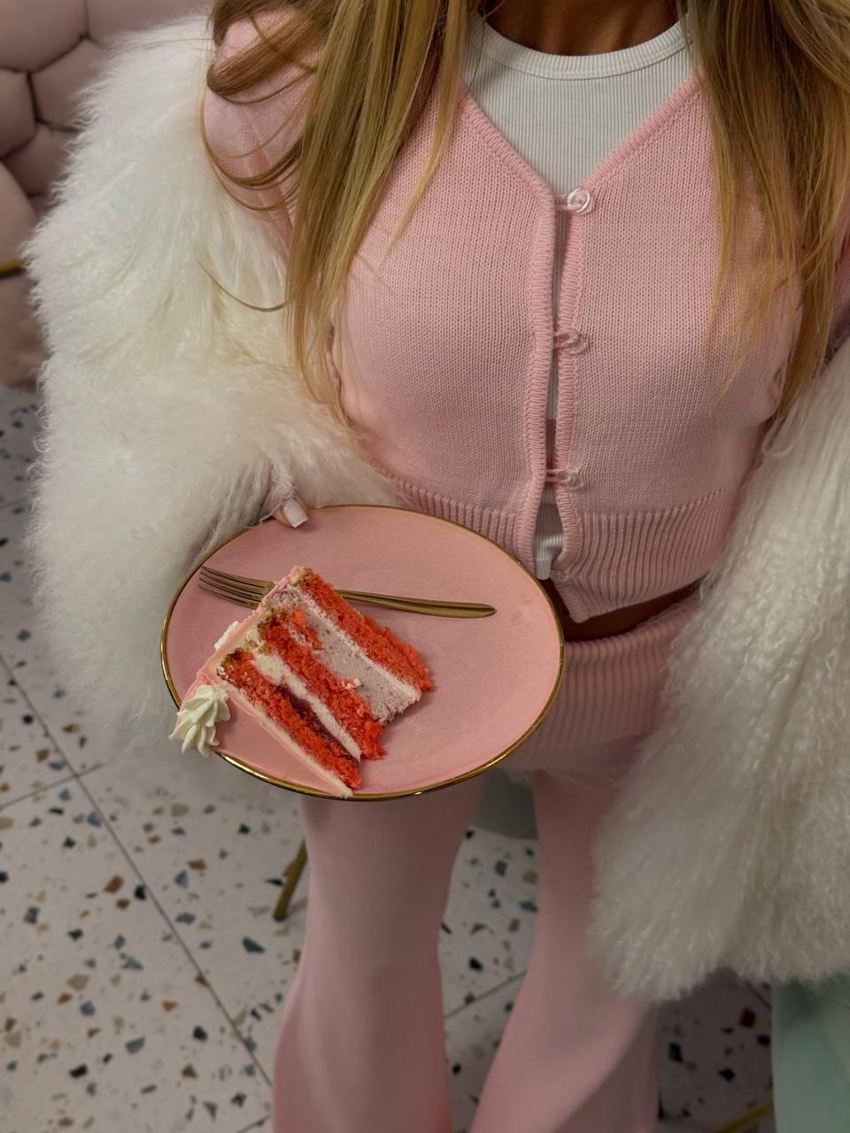 Knitted suit with a waist
accent design