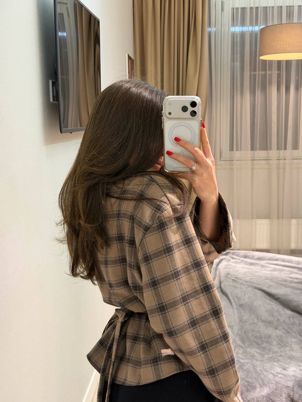 Asymmetrical shirt with a 
waist-accent detail