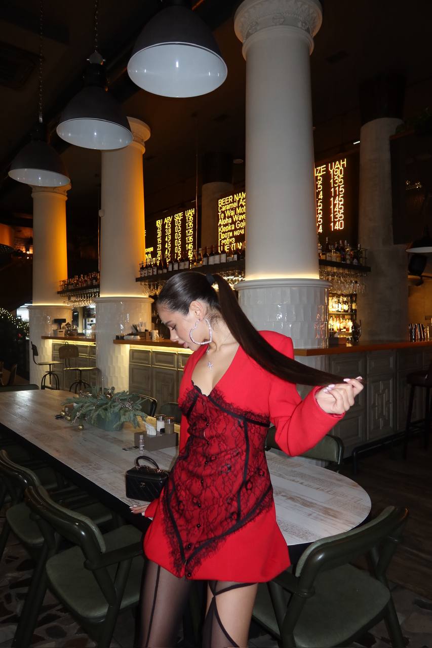 Dress with a corset silhouette and accent lace