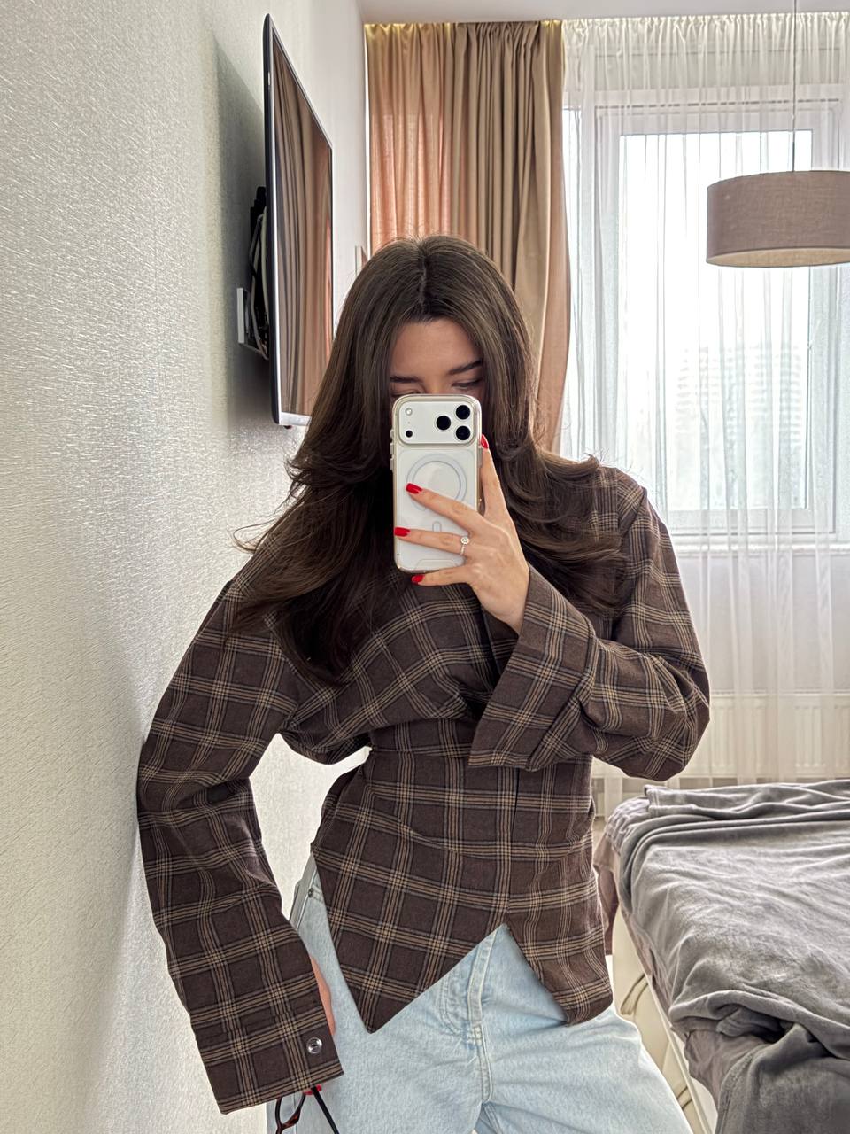 Asymmetrical shirt with a 
waist-accent detail