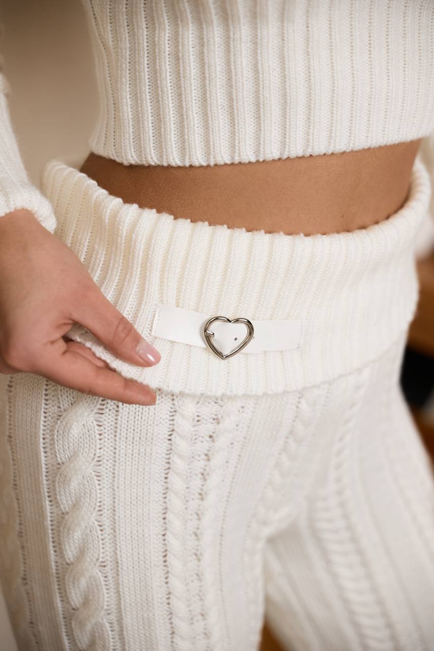 A knitted set with a waist-accentuating design