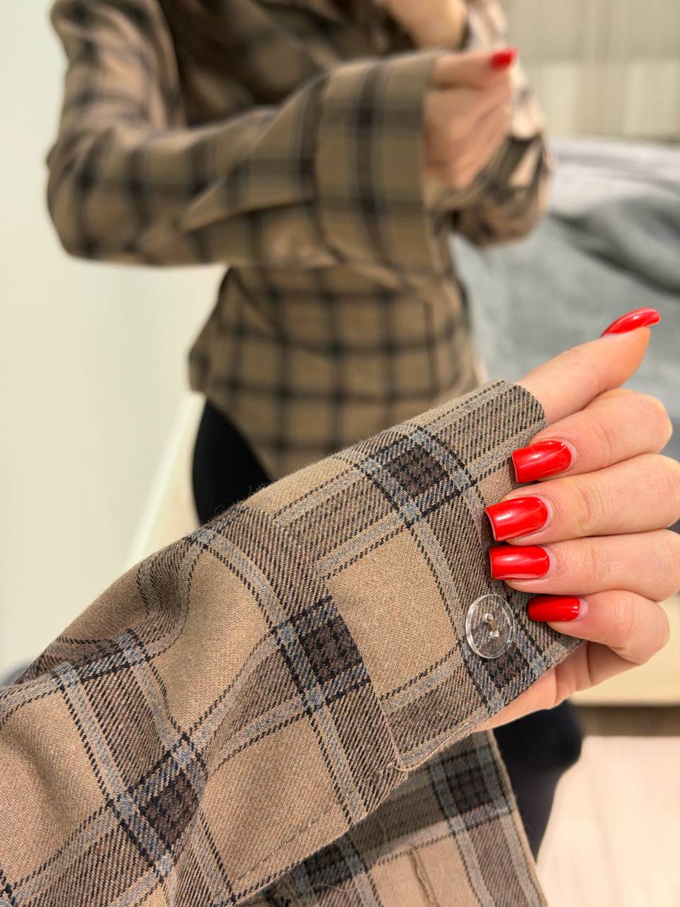 Asymmetrical shirt with a 
waist-accent detail