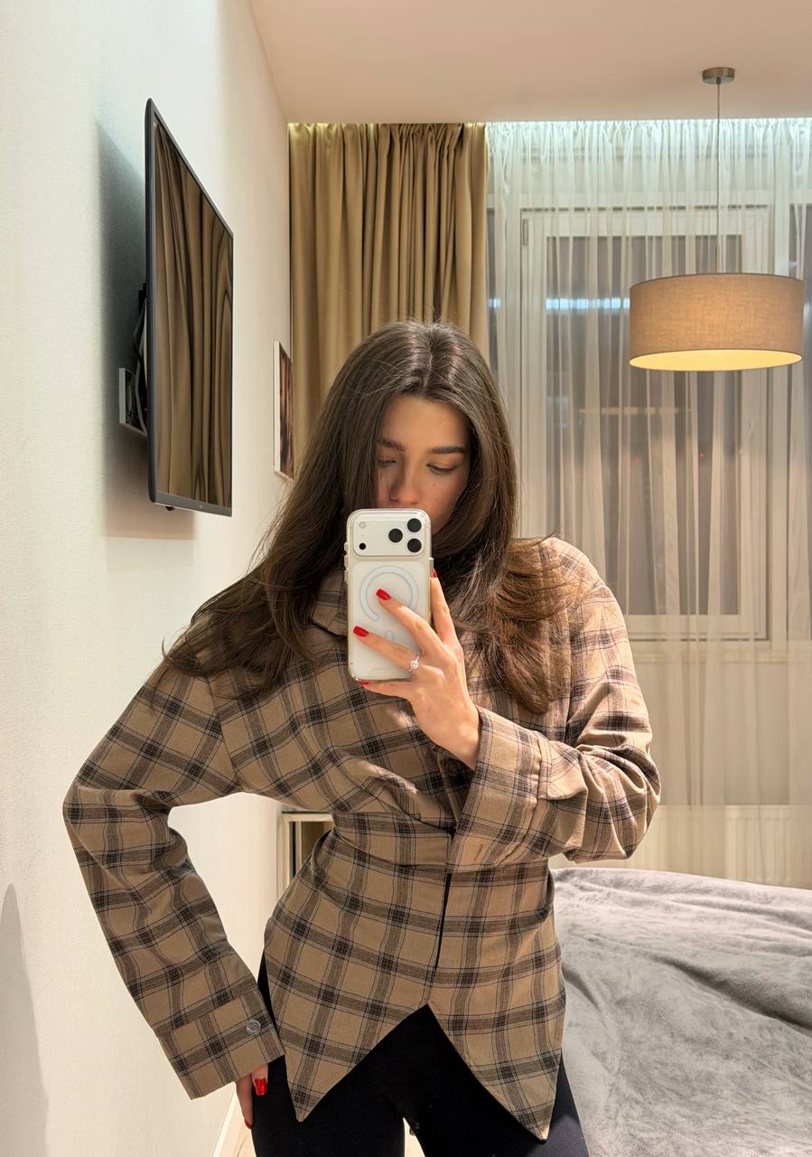 Asymmetrical shirt with a 
waist-accent detail