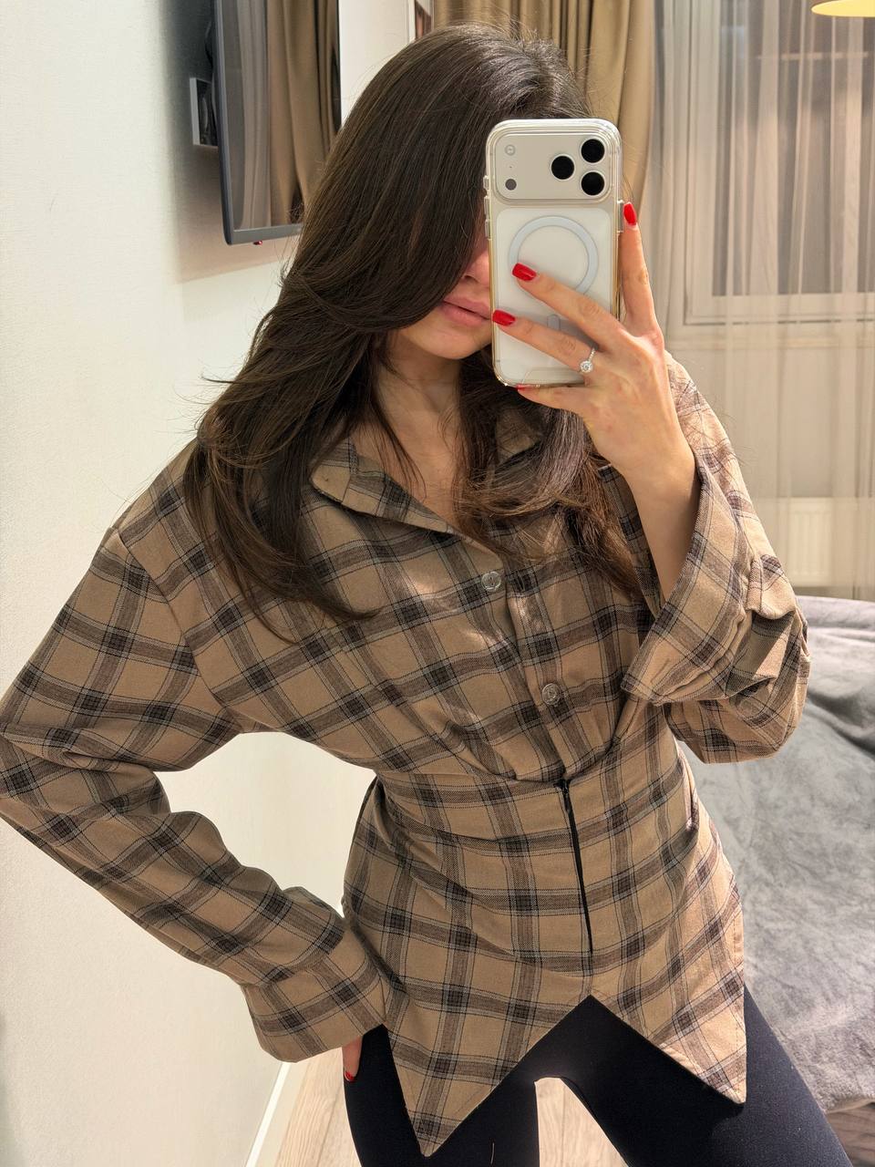 Asymmetrical shirt with a 
waist-accent detail