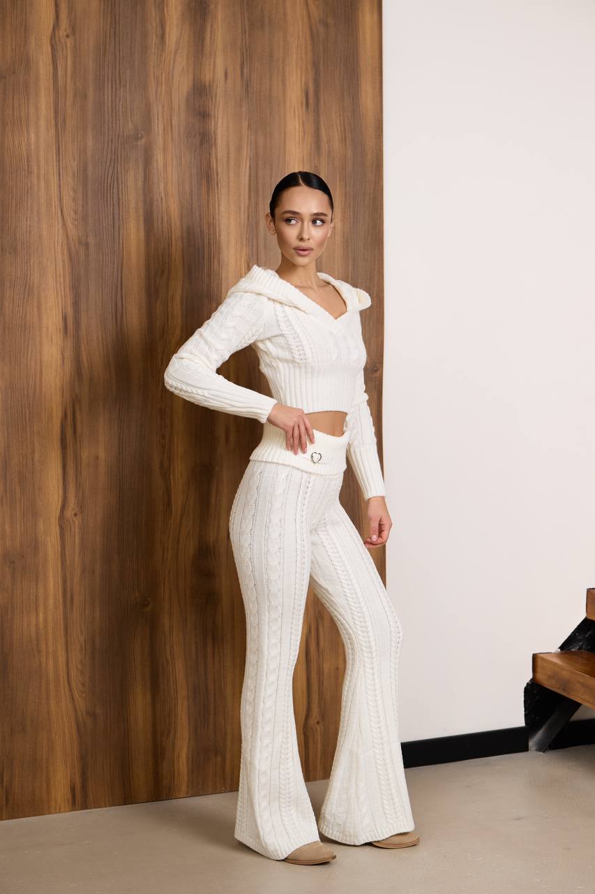 A knitted set with a waist-accentuating design