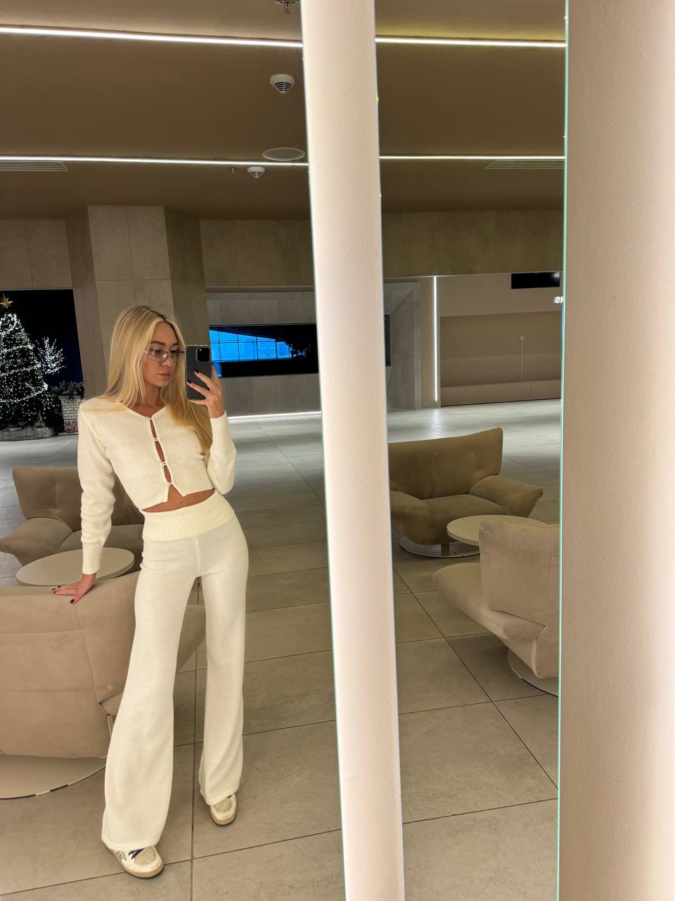 Knitted suit with a waist
accent design