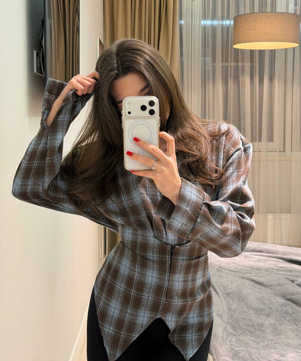 Asymmetrical shirt with a 
waist-accent detail