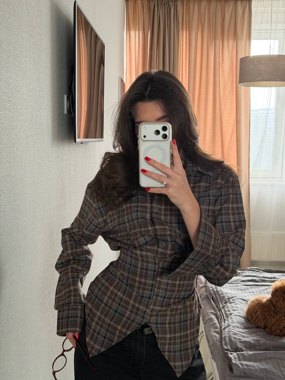 Asymmetrical shirt with a 
waist-accent detail