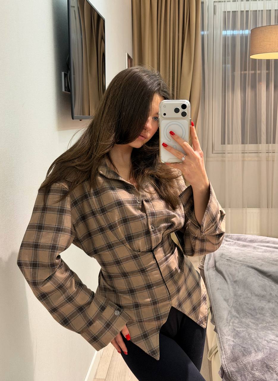 Asymmetrical shirt with a 
waist-accent detail