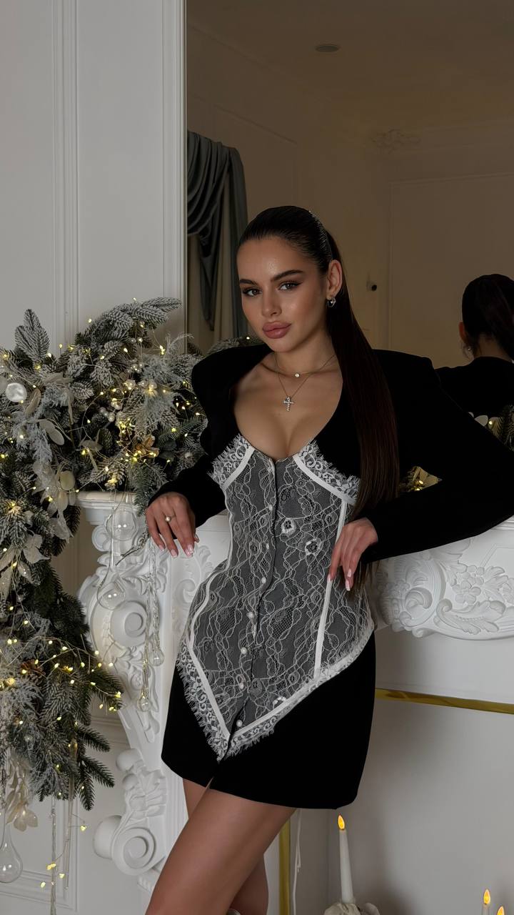 Dress with a corset silhouette and accent lace