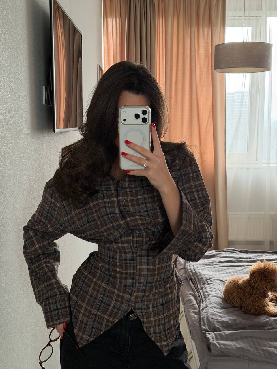 Asymmetrical shirt with a 
waist-accent detail