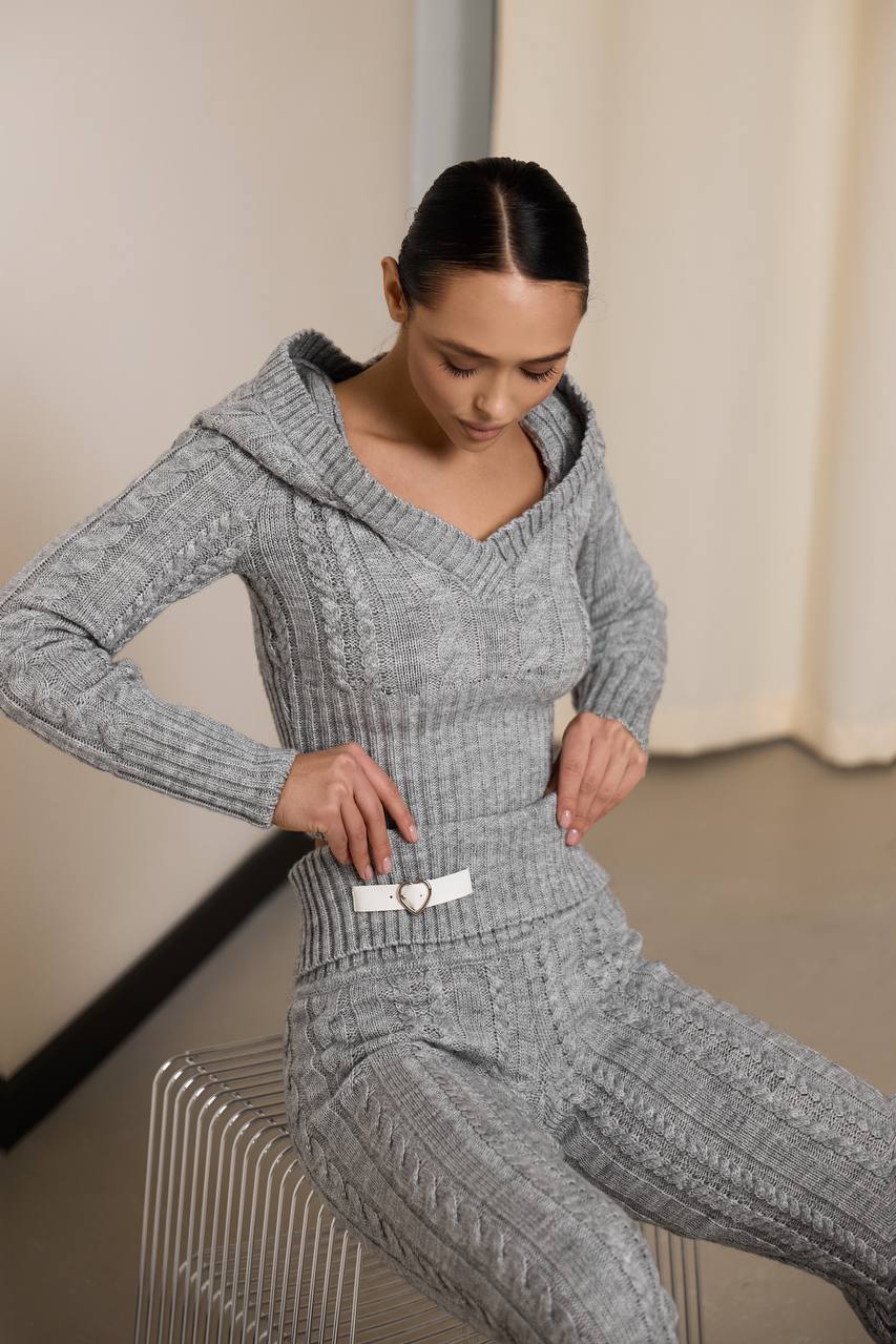 A knitted set with a waist-accentuating design