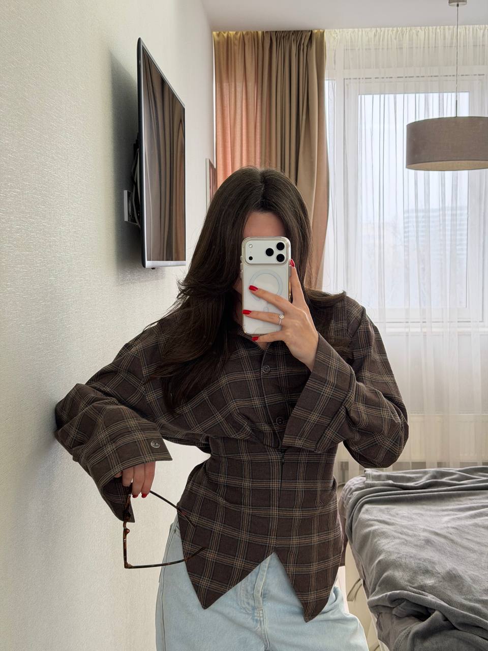 Asymmetrical shirt with a 
waist-accent detail