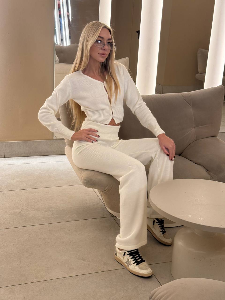 Knitted suit with a waist
accent design