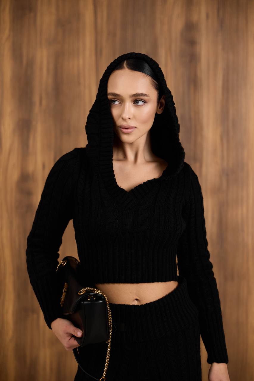 A knitted set with a waist-accentuating design