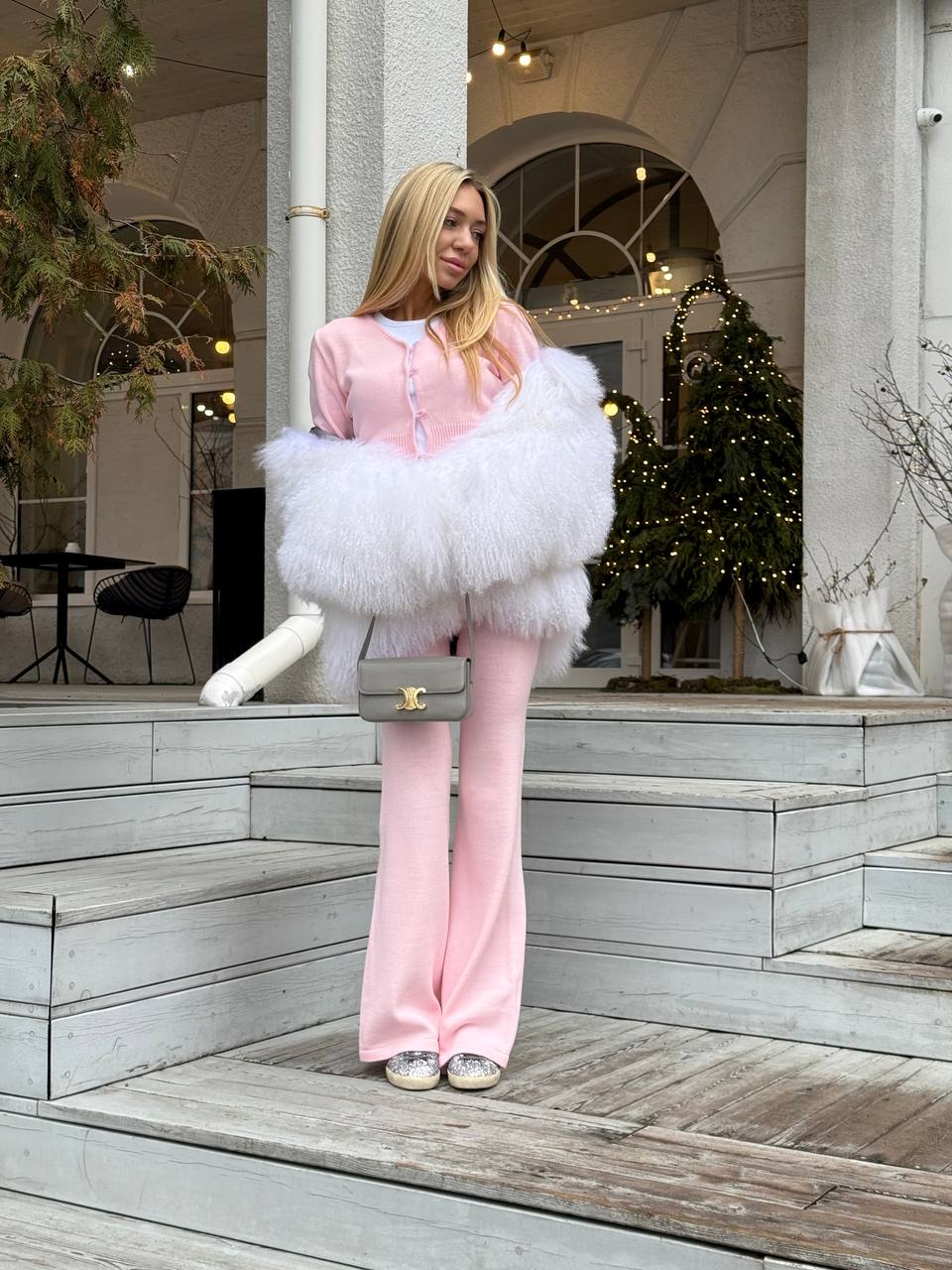 Knitted suit with a waist
accent design