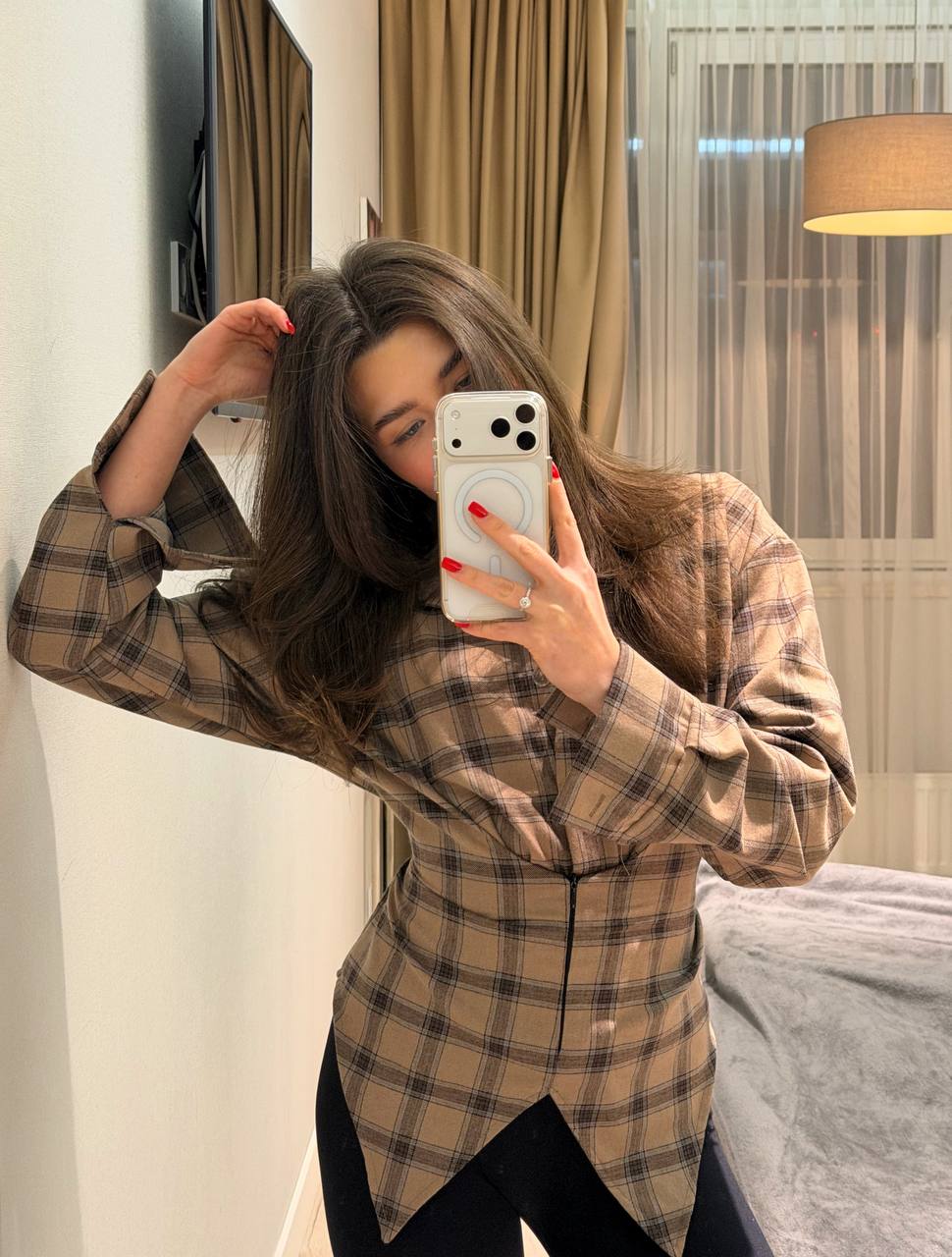 Asymmetrical shirt with a 
waist-accent detail