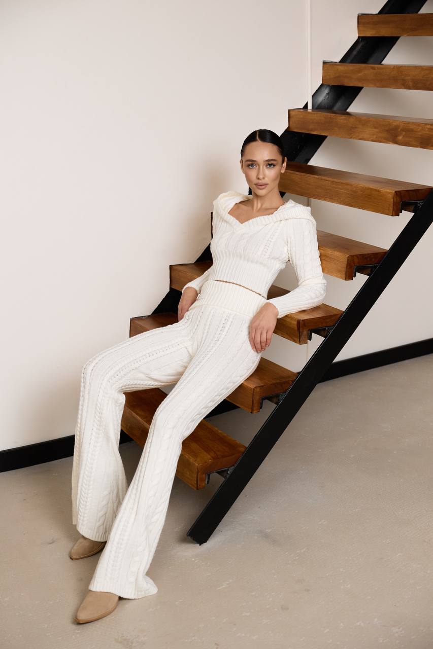 A knitted set with a waist-accentuating design