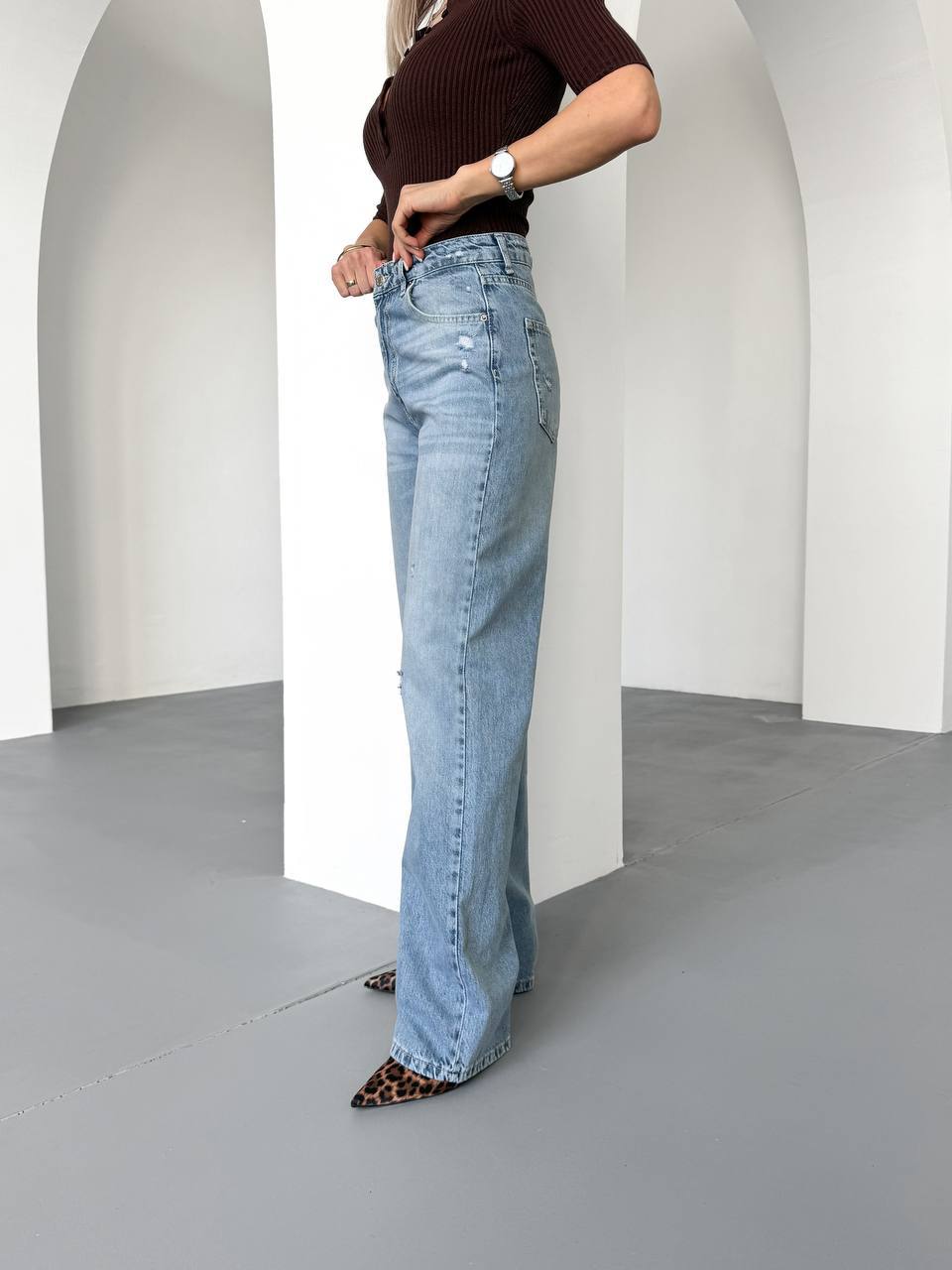 High-waist jeans with distressing