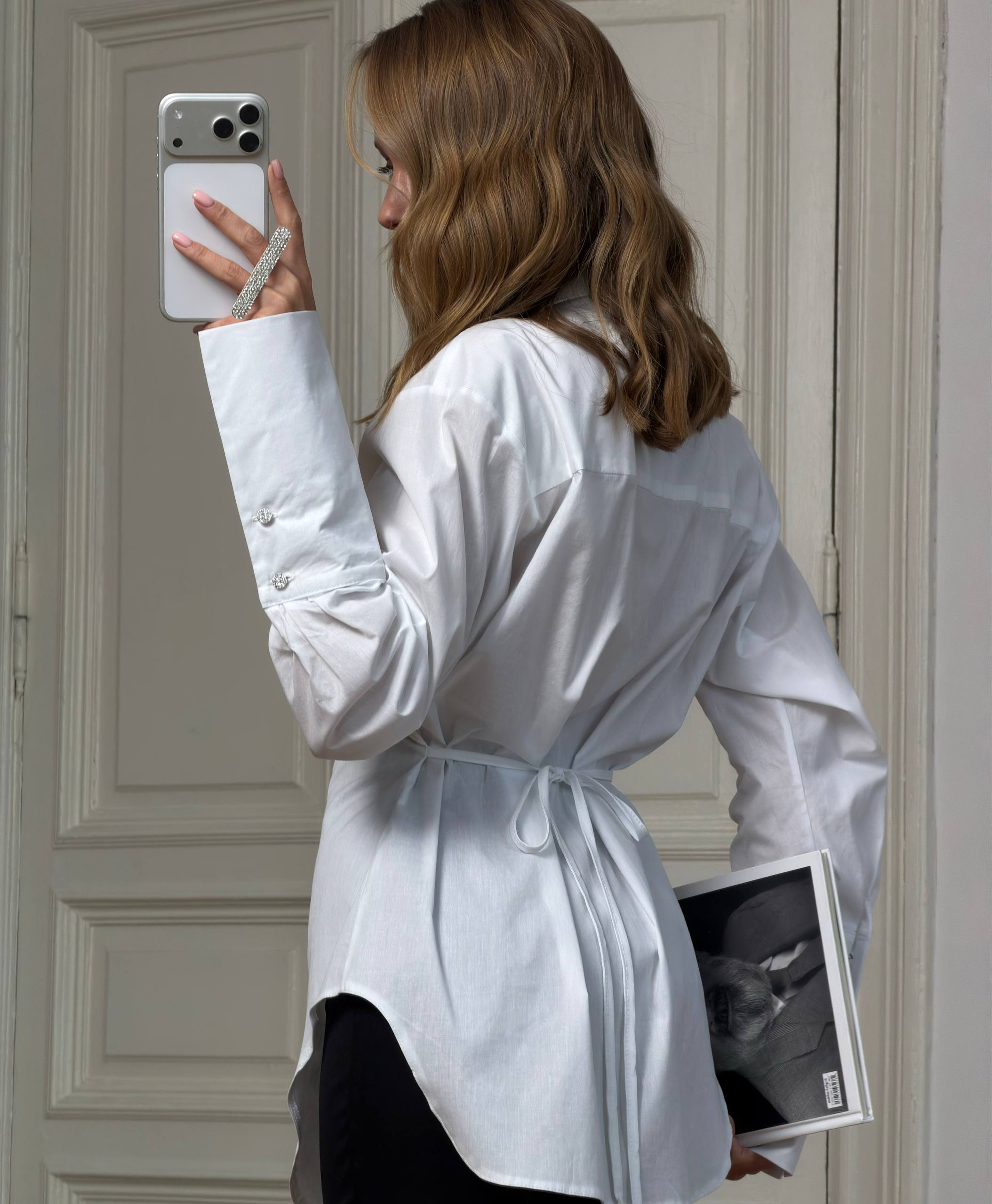 Shirt with a waist-defining accent