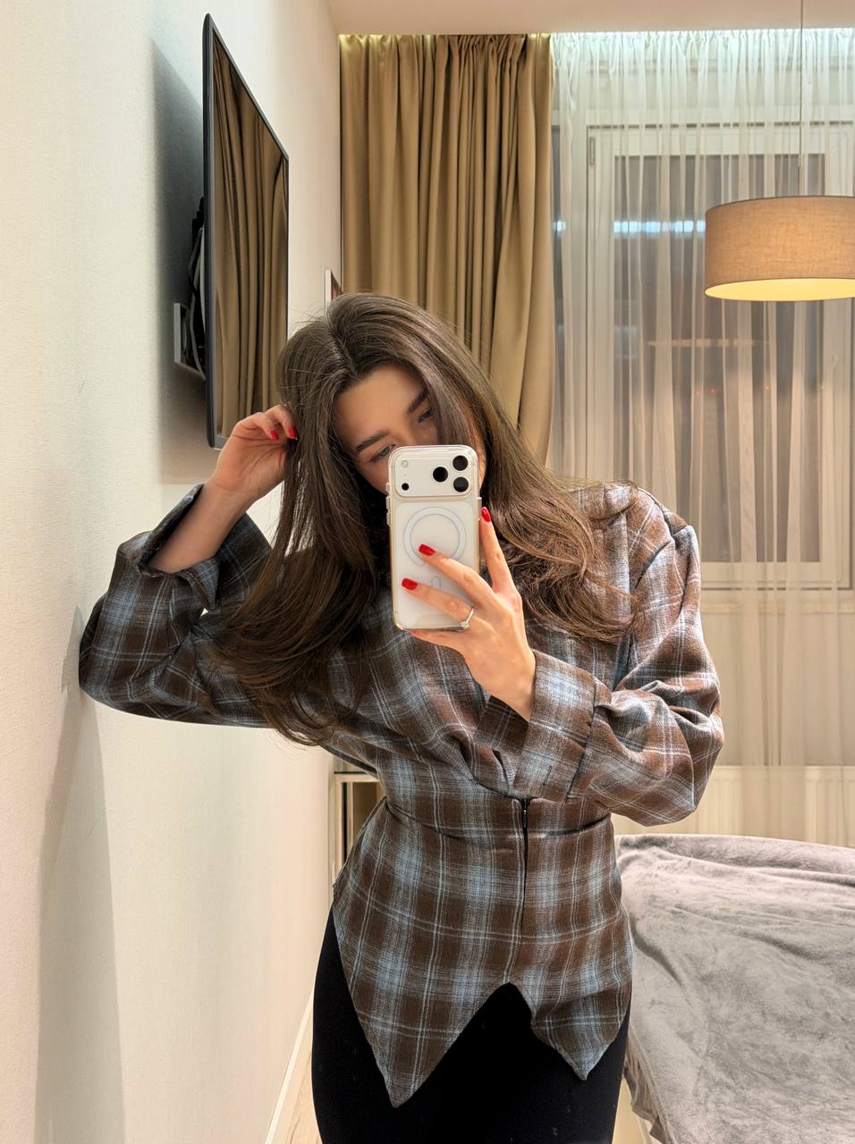 Asymmetrical shirt with a 
waist-accent detail