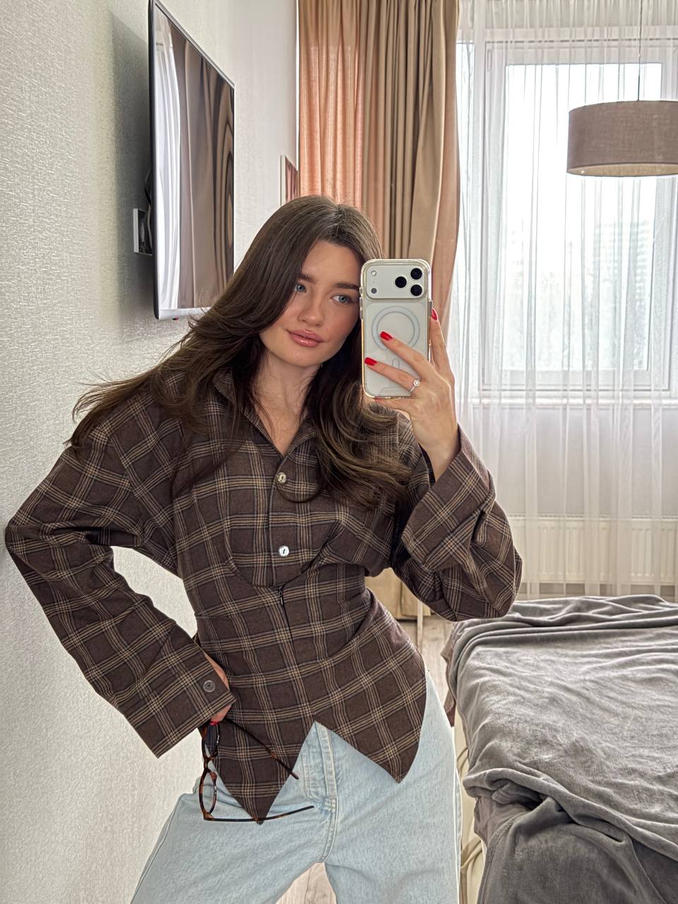 Asymmetrical shirt with a 
waist-accent detail