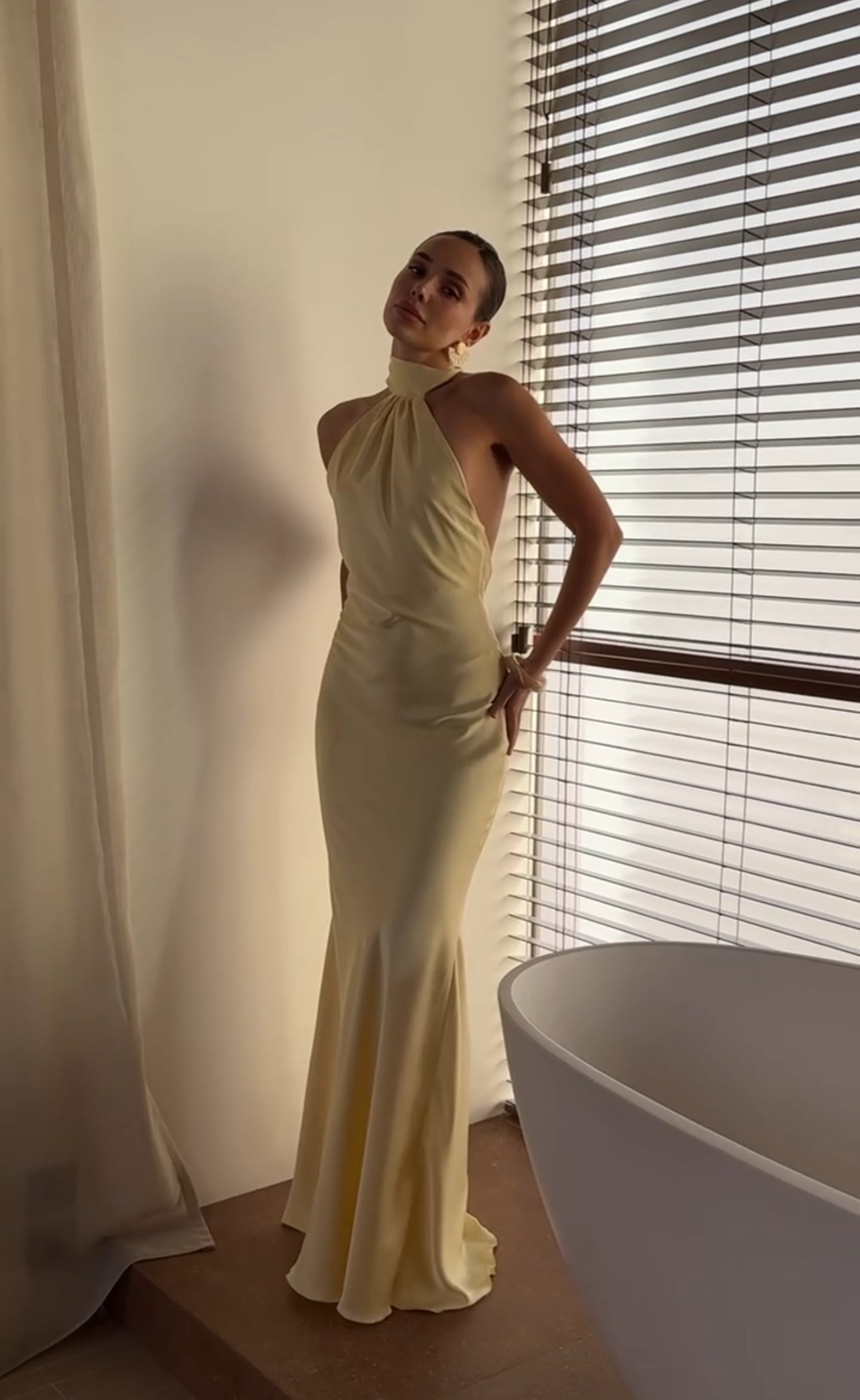 Maxi dress with an open back