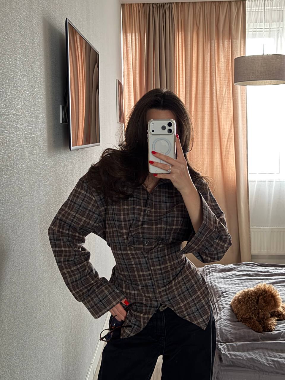 Asymmetrical shirt with a 
waist-accent detail