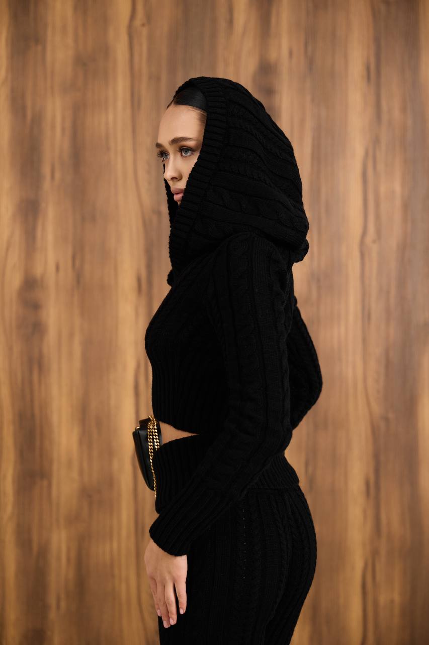 A knitted set with a waist-accentuating design