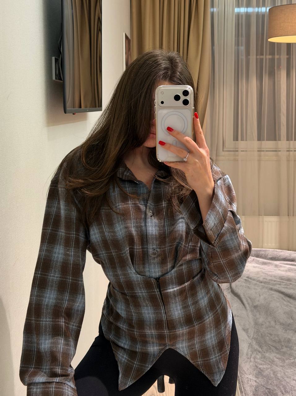 Asymmetrical shirt with a 
waist-accent detail