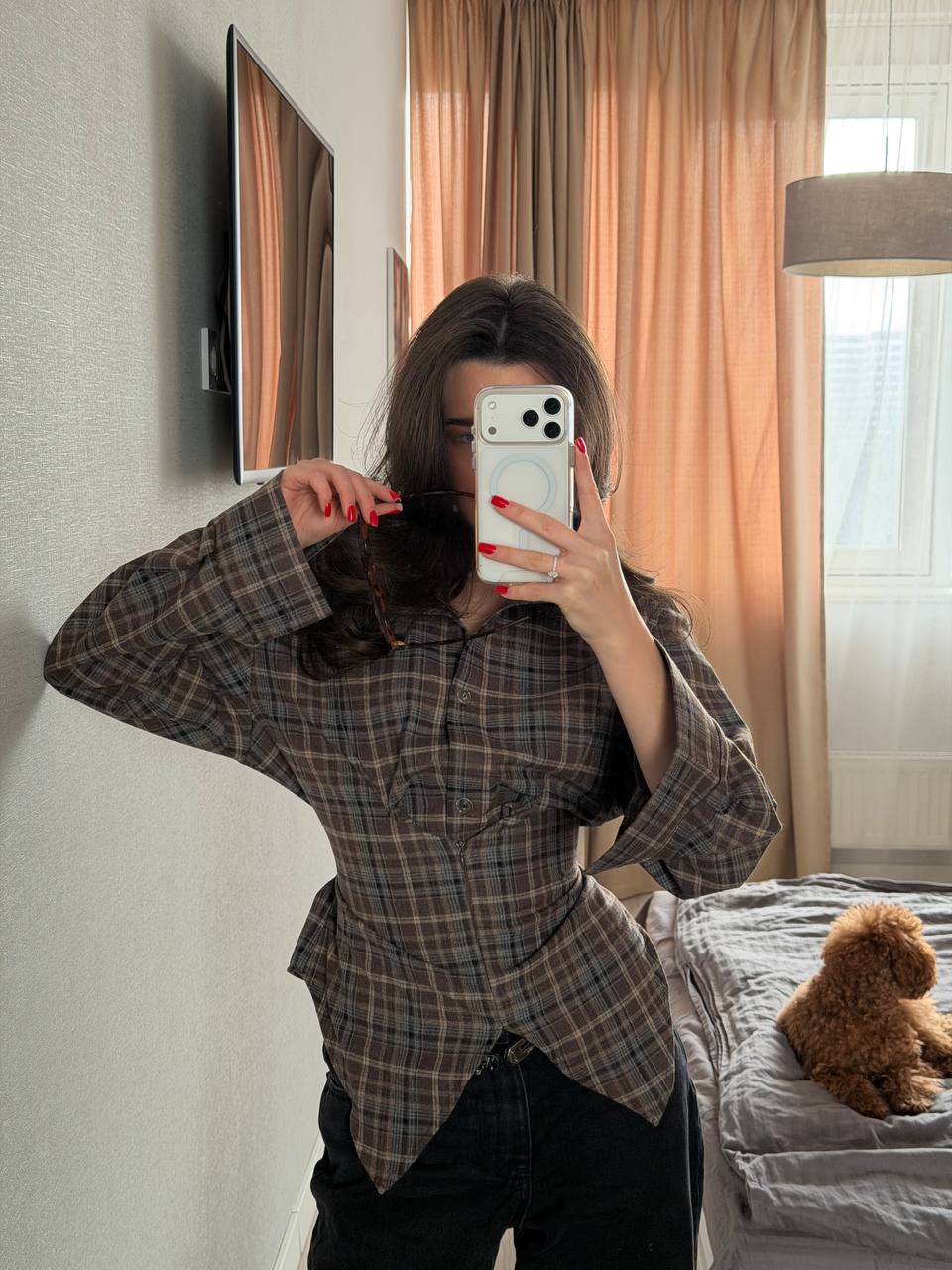 Asymmetrical shirt with a 
waist-accent detail